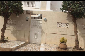 Une belle maison on loue les chambres y’a trois chambres.